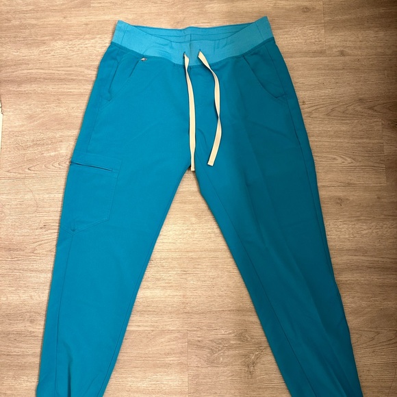 FIGS uniform - Picture 4 of 4